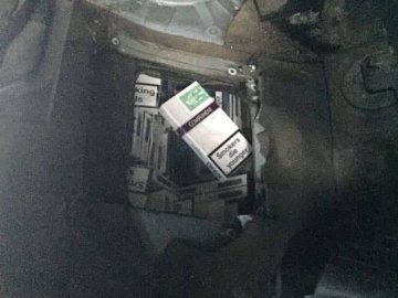 У «Домановому» вилучили автомобіль з контрабандними цигарками. ФОТО