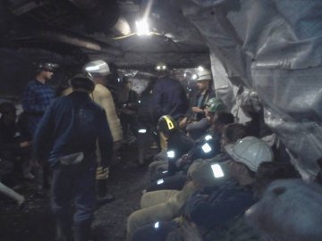 Акція протесту гірників у Польщі: 63 шахтаря залишаються під землею. ФОТО