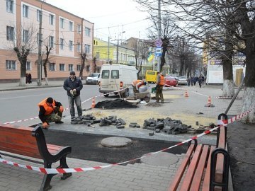 У Луцьку триває відновлення бруківки біля міліції. ФОТО