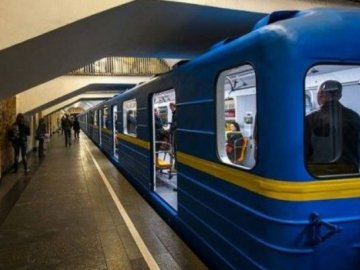 Людина потрапила під потяг у київському метро