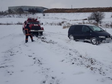На Волині рятувальники діставали Volkswagen з кювету. ФОТО
