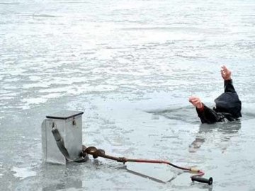 У Києві рибалка на очах у перехожих пішов під лід і загинув