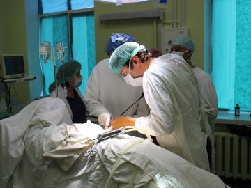 Волинські медики одномоментно провели одразу дві операції пацієнту з пухлиною нирки. ФОТО
