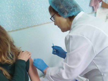 Колектив луцької школи вакцинували проти кору, побічних реакцій не виявили. ФОТО
