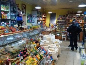 Побили продавця й забрали готівку: в Луцьку пограбували магазин