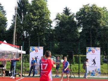 Поблизу центрального парку Луцька відкрили мультифункціональний спортмайданчик. ФОТО 