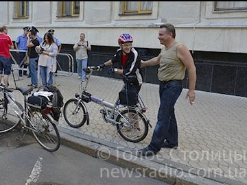 Від Януковича вимагають полюбити велосипедистів