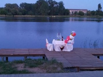 Свічки на березі річки: у Ковелі невідомі влаштували романтичну вечерю