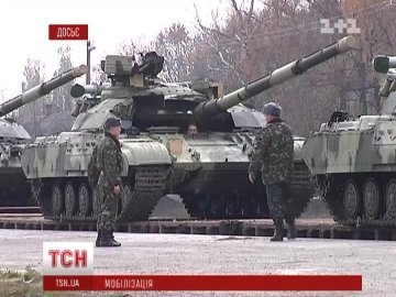 Під Донецьком «туристи Путіна» заблокували колону військових. ВІДЕО