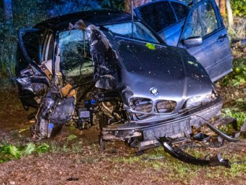 У Польщі українець за кермом BMW врізався у дерево і втік з місця аварії