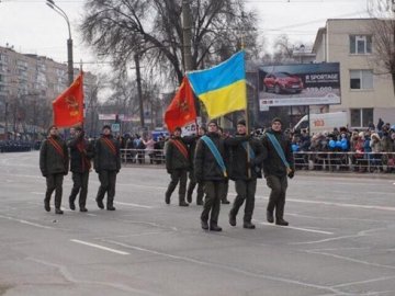 Радянські прапори на параді в Кривому Розі: відсторонили командира частини