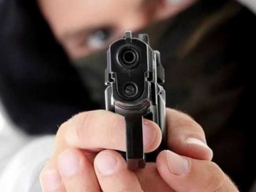 Приставляли пістолети і відібрали гроші: у Луцьку поліцейські зі зброєю напали на дітей, – ЗМІ