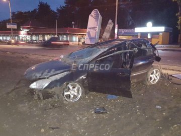 Моторошна аварія в Києві: авто кілька разів перевернулося на висоті 2 метрів