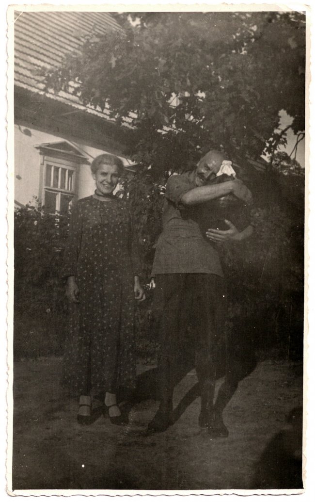 Директор державних лісів Волині та його родина на фото 1930-х років
