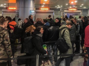 Українці повертаються додому: величезні черги у аеропортах