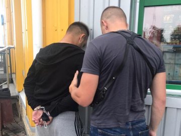 У Луцьку затримали хлопця, який збував наркотики і психотропи великими партіями