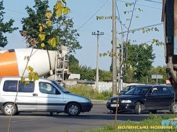 Ранкова аварія у Луцьку: на світлофорі стукнулись дві автівки. ФОТО