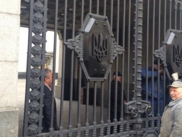 Радянську символіку на воротах Верховної Ради замінили тризубом