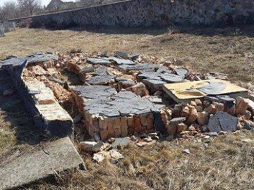 На Одещині зруйнували меморіал жертвам Голокосту