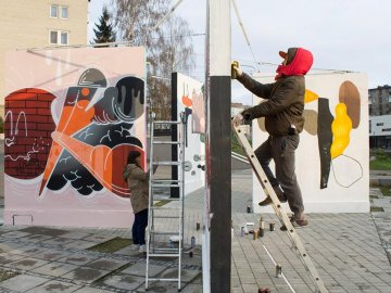Автори пояснили ідею малюнків у вуличній галереї Луцька