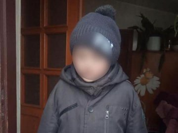 Волинські патрульні доставили додому 8-річного хлопчика, який заблукав