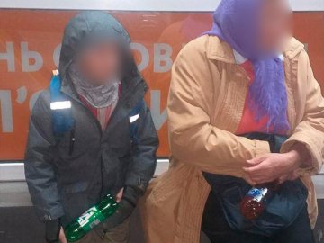 Сидів на зупинці і плакав: у Луцьку студент допоміг 7-річному хлопчику знайти свою бабусю