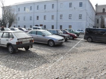 Біля замку Любарта відкрили платну парковку