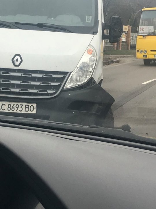 Під Луцьком через аварію у BMW відірвало колесо. ФОТО