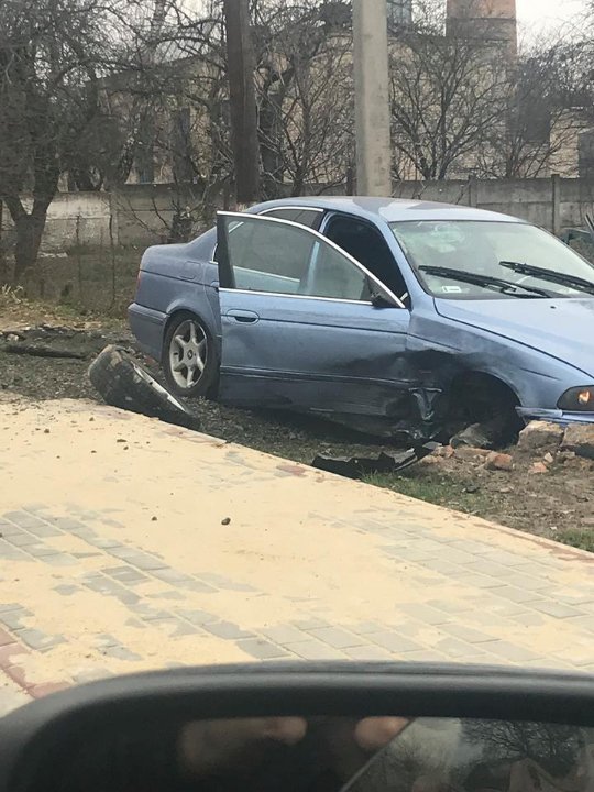 Під Луцьком через аварію у BMW відірвало колесо. ФОТО