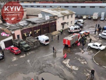 У Києві обвалився дах будівлі: є потерпілі 