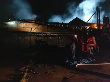 У Ковельському районі понад 20 пожежників рятували від вогню 2-поверховий ангар