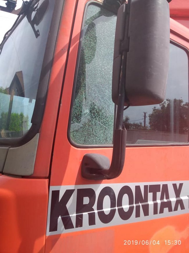 У селі під Луцьком невідомі прострелили вікно автомобіля. ФОТО
