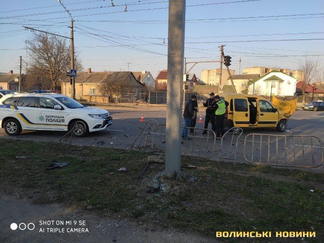 Аварія у Луцьку: авто викинуло на узбіччя та врізалося в огорожу. ФОТО