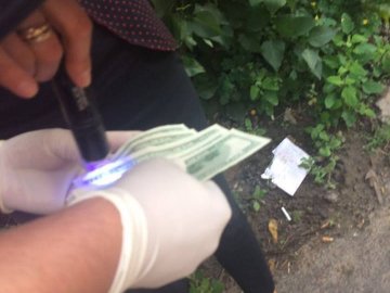 Волинського чиновника впіймали на хабарі в 1000 доларів