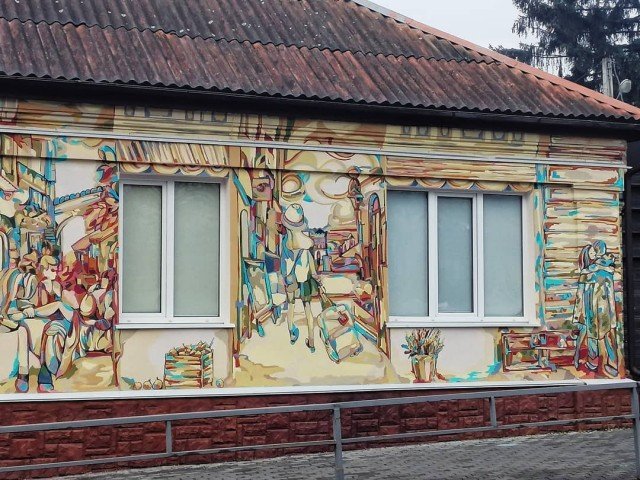 У Луцьку на Богдана Хмельницького креативно розмалювали старий будинок. ФОТО