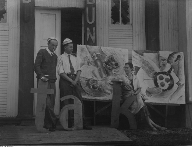 Художники малюють декорації до Волинських Торгів в Рівному, сидить Ядвіга Пшерадська-Єнджиєвська, 1930-ті роки