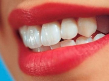 Стоматологи назвали ягоду, яка захищає зуби