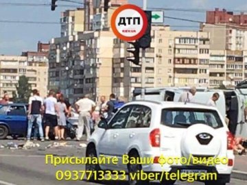 У Києві автівка в'їхала у натовп людей