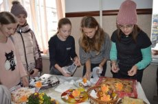 На ярмарку у волинській школі зібрали 35 тисяч гривень для хворого хлопчика. ФОТО