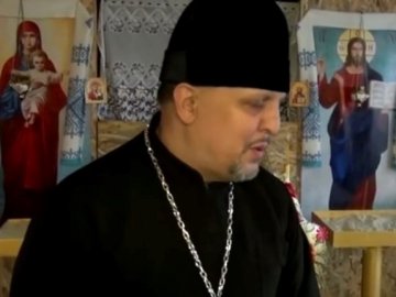 У будні працює поліцейським, а у вихідні – священником: історія лучанина, який переїхав на Донбас