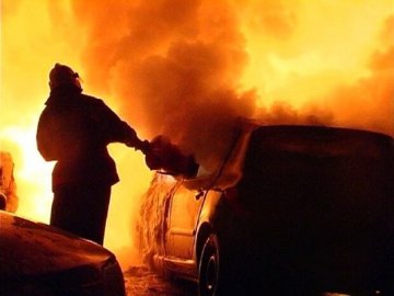 На Рівненщині поліцейським намагались спалити авто