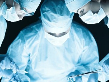 Волинські хірурги видалили жінці пухлину із «сюрпризом». ФОТО 18+