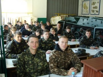 Школи знову займуться військовою підготовкою учнів