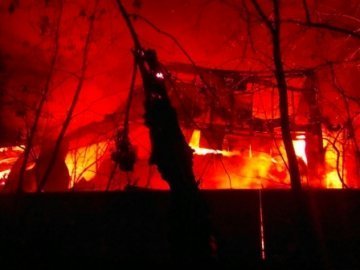 У Києві спалахнула потужна пожежа біля кіностудії імені Довженка. ФОТО