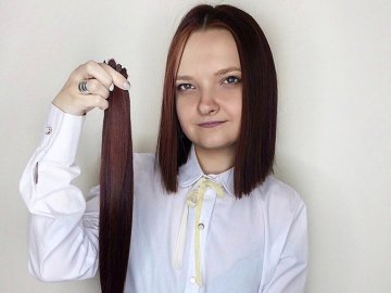 Волинянка відрізала 53 сантиметри волосся на перуки онкохворим діткам