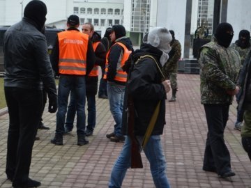 Волинську облраду «охороняють» люди з рушницями. ФОТО