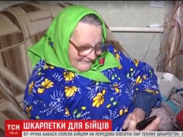 Бабуся з Волині в’яже теплі шкарпетки для бійців. ВІДЕО