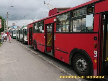 У Луцьку на Соборності зупинили рух десяток тролейбусів. ФОТО