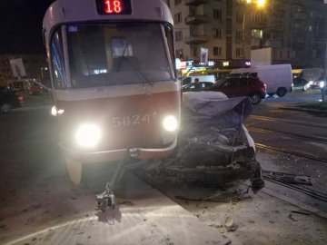 У Києві машина влетіла у трамвай із людьми