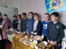На ярмарку у волинській школі зібрали 35 тисяч гривень для хворого хлопчика. ФОТО